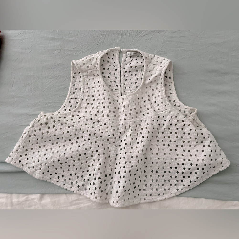 Zara knit crop top with back button detail. US size: Medium
